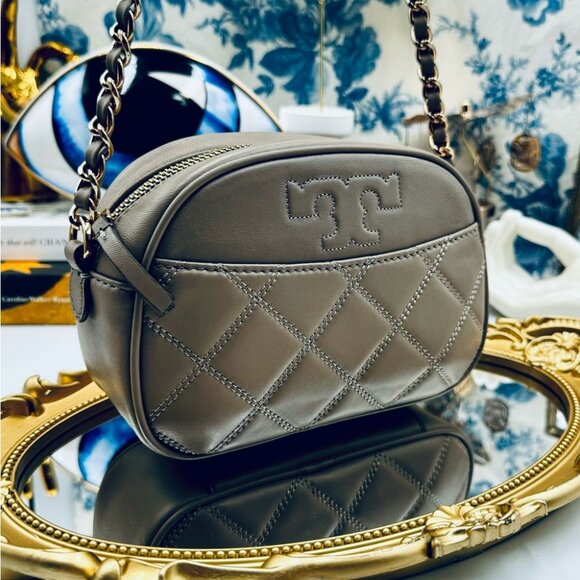 🆕 TORY BURCH 🧿 NWOT Savannah Chain Link Camera Bag, French Gray AUTHENTICATED - Picture 3 of 15
